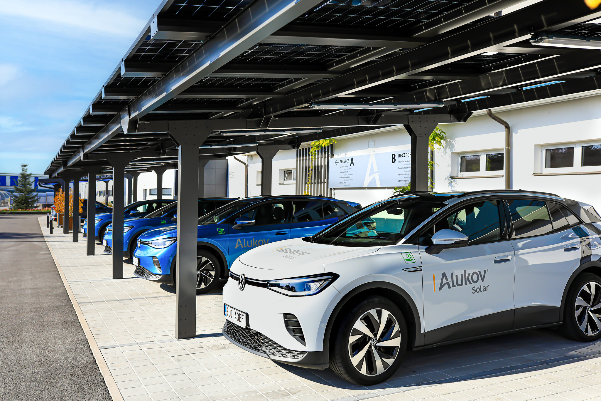 Carport Solar Solid - in front of the Alukov building